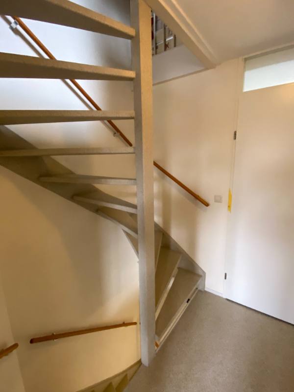 traprenovatie met DesertBeige stone structuur in Alphen aan den Rijn