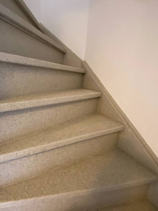 traprenovatie met DesertBeige stone structuur in Alphen aan den Rijn