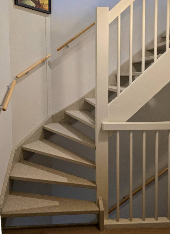 Houten trap renovatie met DesertBeige stone structuur in Alphen aan den Rijn