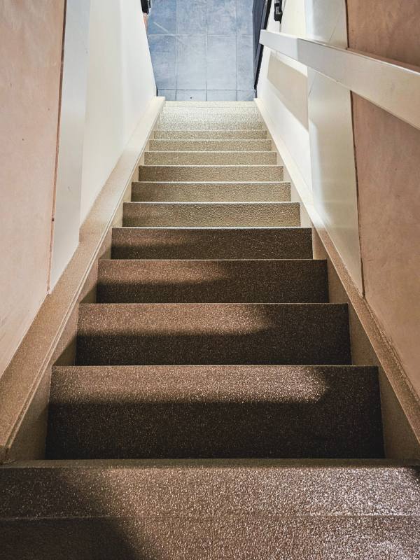 traprenovatie met Gold Fusion stone structuur in Alphen aan den Rijn