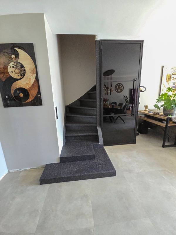 trap renovatie met Polar Gold stone structuur in Alphen aan den Rijn