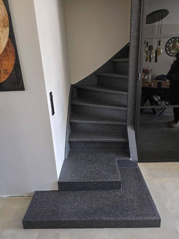 trap renovatie met Polar Gold stone structuur in Alphen aan den Rijn