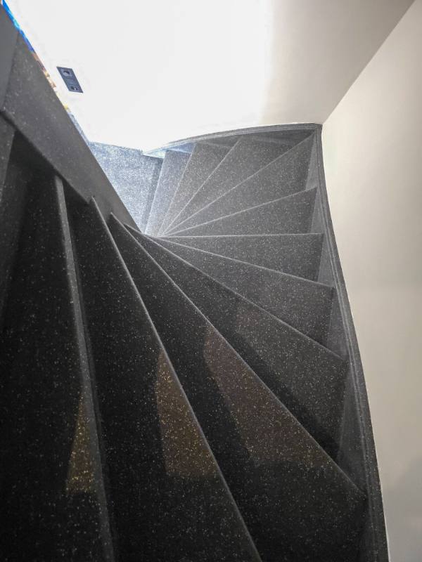 trap renovatie met Polar Gold stone structuur in Alphen aan den Rijn