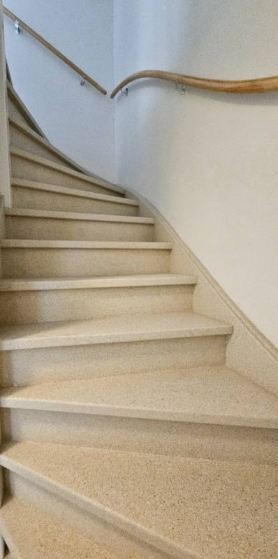 houten trap renovatie met DesertBeige stone structuur in Capelle aan den IJssel