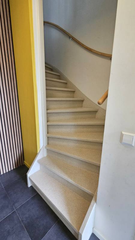 houten trap renovatie met DesertBeige stone structuur in Capelle aan den IJssel