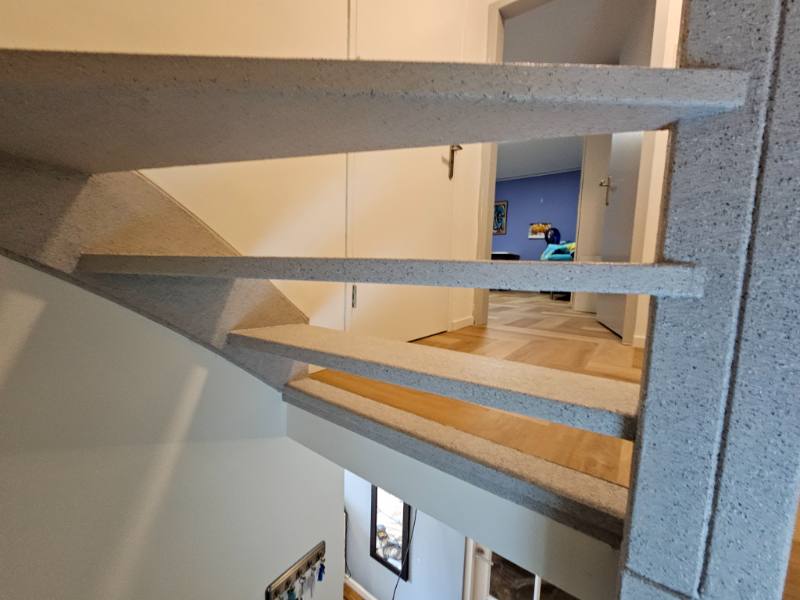 traprenovatie met Light Grey stone structuur in Delft