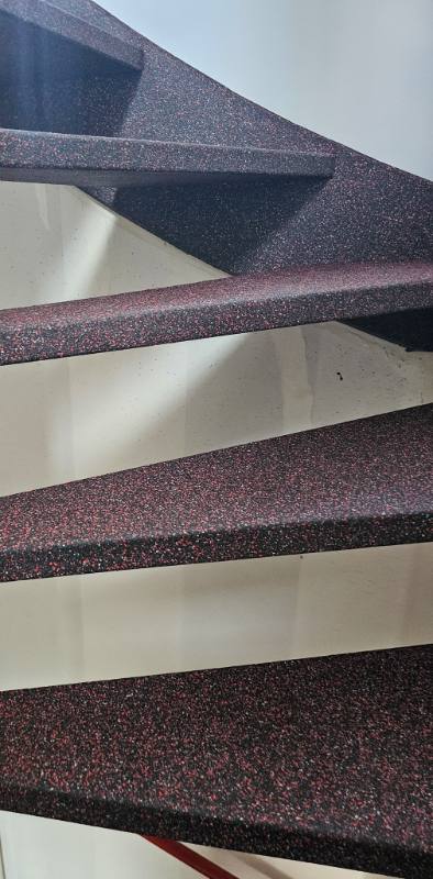 traprenovatie met Midnight Ember stone structuur in Delft