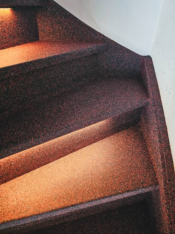 traprenovatie met Midnight Ember stone structuur in Delft