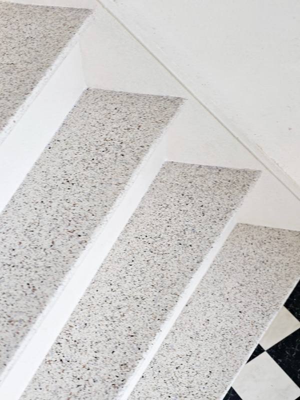 houten trap renovatie met EarthHarmony terrazzo structuur in Den Haag