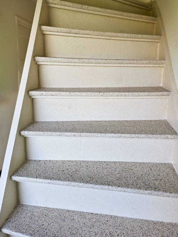 houten trap renovatie met EarthHarmony terrazzo structuur in Den Haag