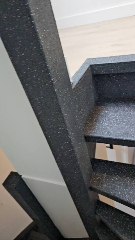 traprenovatie met PolarSpeckle stone structuur in Den Haag