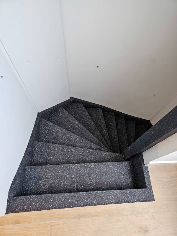 traprenovatie met PolarSpeckle stone structuur in Den Haag