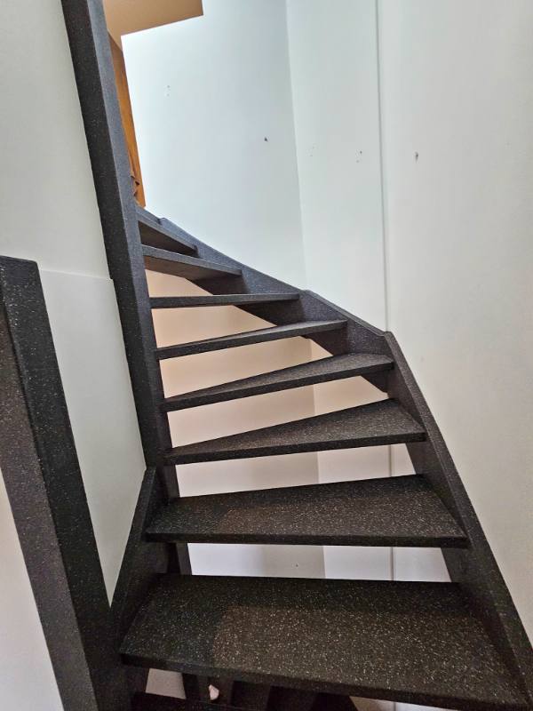 traprenovatie met PolarSpeckle stone structuur in Den Haag