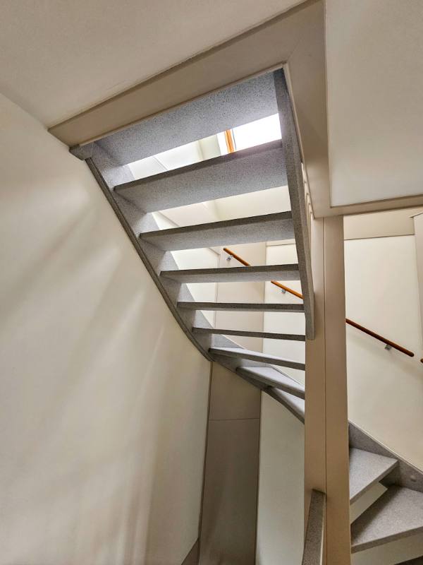 traprenovatie met Urban Light stone structuur in Den Haag