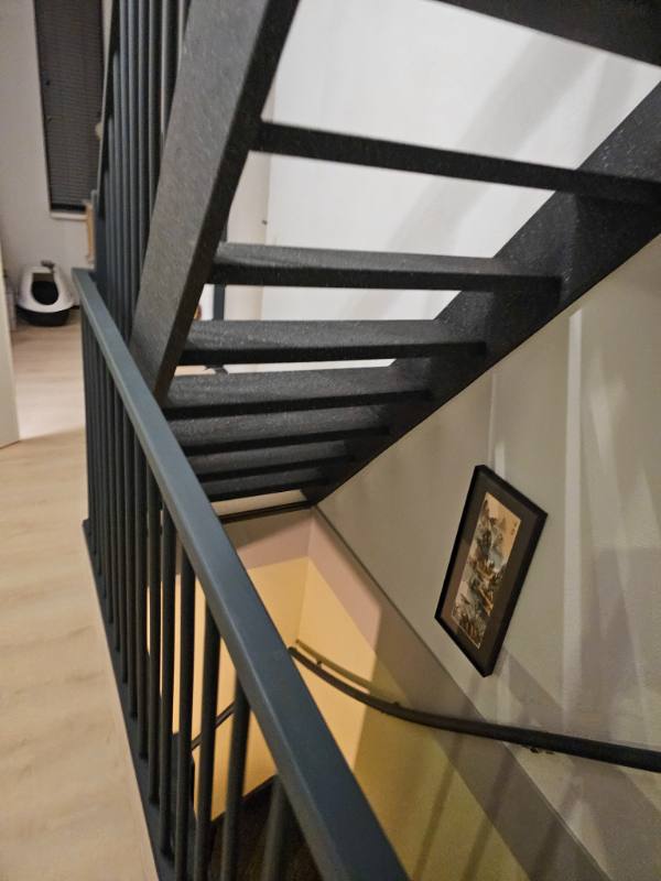 traprenovatie met PolarSpeckle stone structuur in Dordrecht