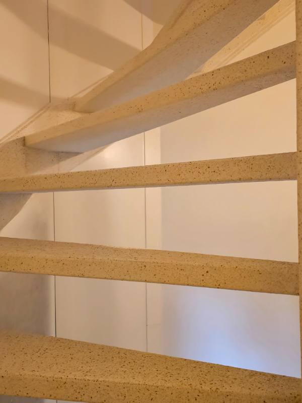 traprenovatie met GoldenGrain stone structuur in Goes