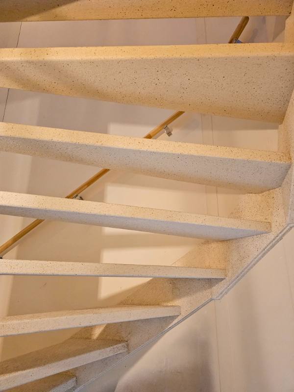 traprenovatie met GoldenGrain stone structuur in Goes