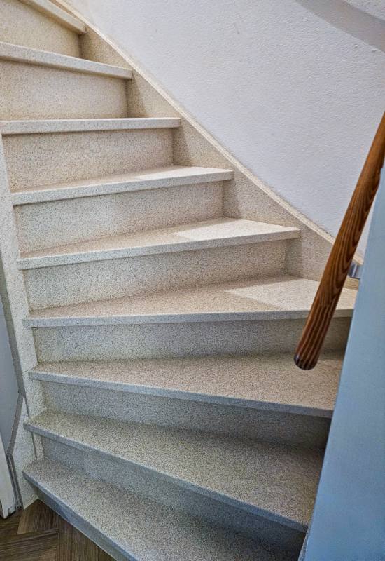 trap bekleding met Ivory Sand stone structuur in Goes