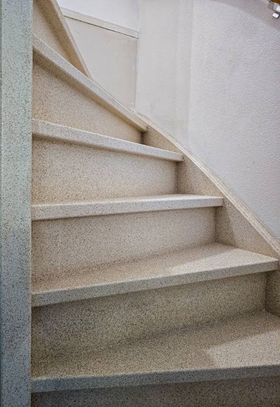 trap bekleding met Ivory Sand stone structuur in Goes