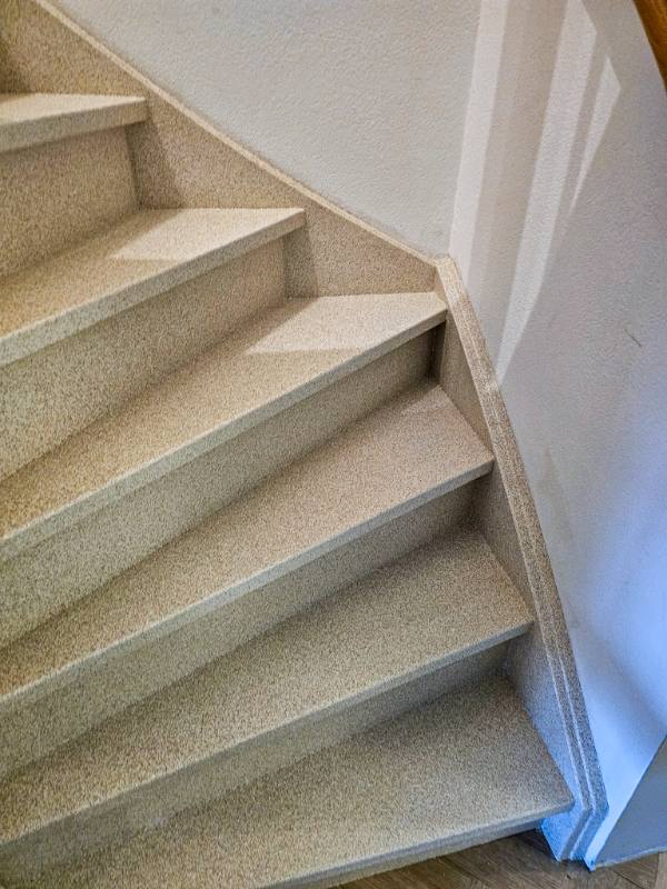 trap bekleding met Ivory Sand stone structuur in Goes