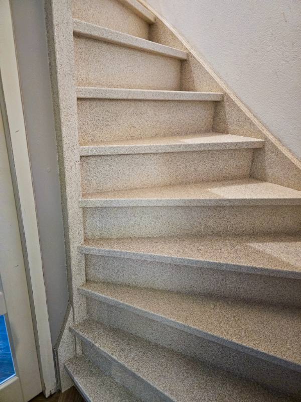 trap bekleding met Ivory Sand stone structuur in Goes