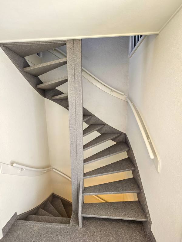 trap bekleding met Graphite Stone stone structuur in Leiden