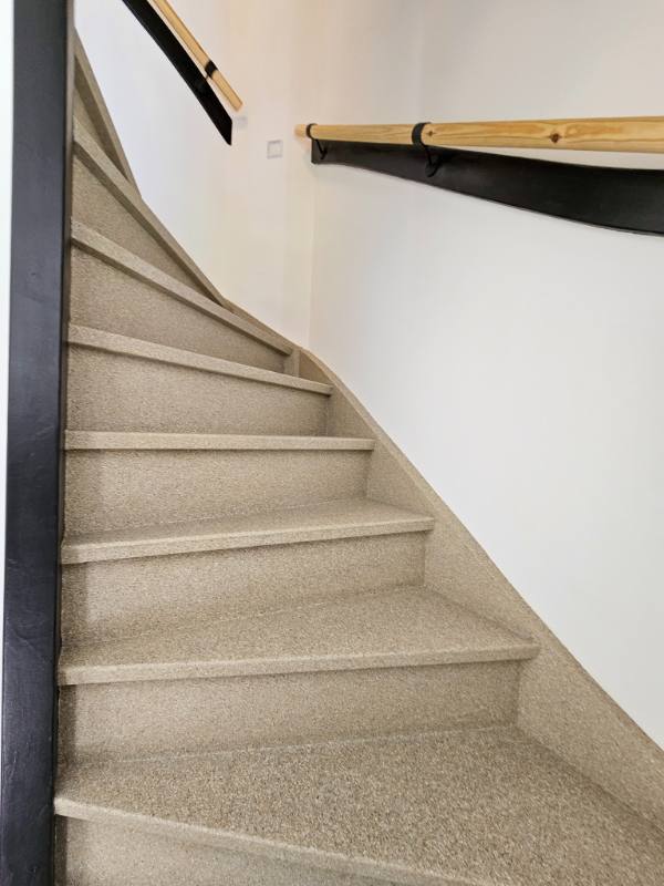 traprenovatie met DesertBeige stone structuur in Middelburg