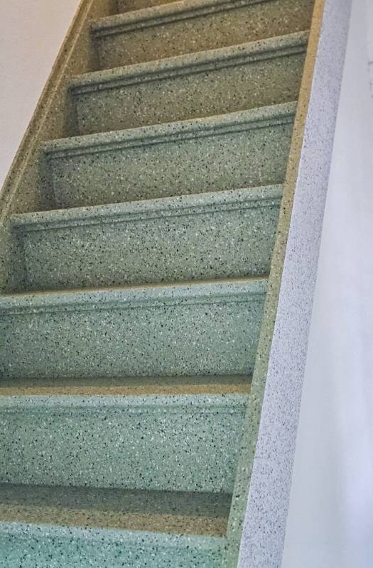 traprenovatie met Sage Harmony terrazzo structuur in Middelburg