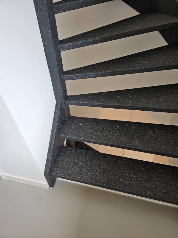 traprenovatie met PolarSpeckle stone structuur in Rotterdam