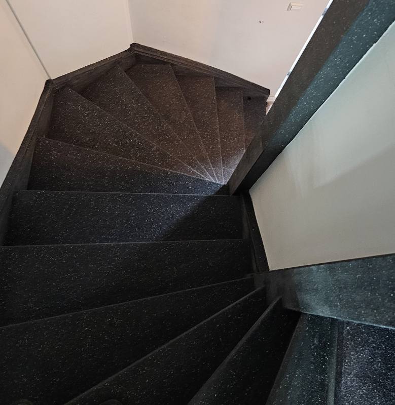 traprenovatie met PolarSpeckle stone structuur in Rotterdam