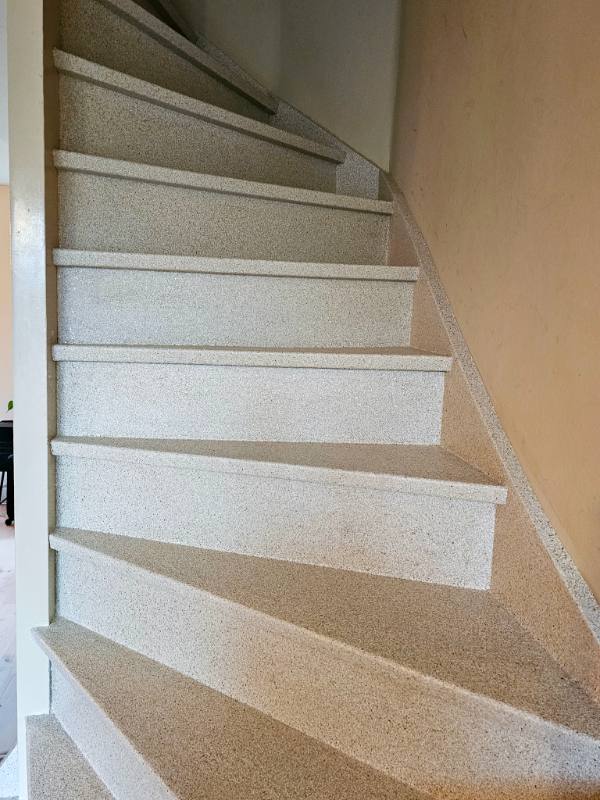 traprenovatie met Soft Linen stone structuur in Rotterdam