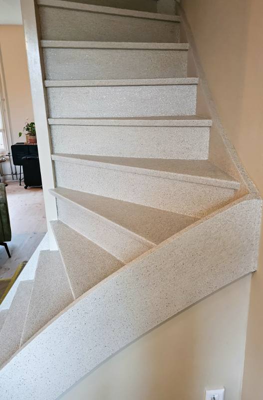 traprenovatie met Soft Linen stone structuur in Rotterdam