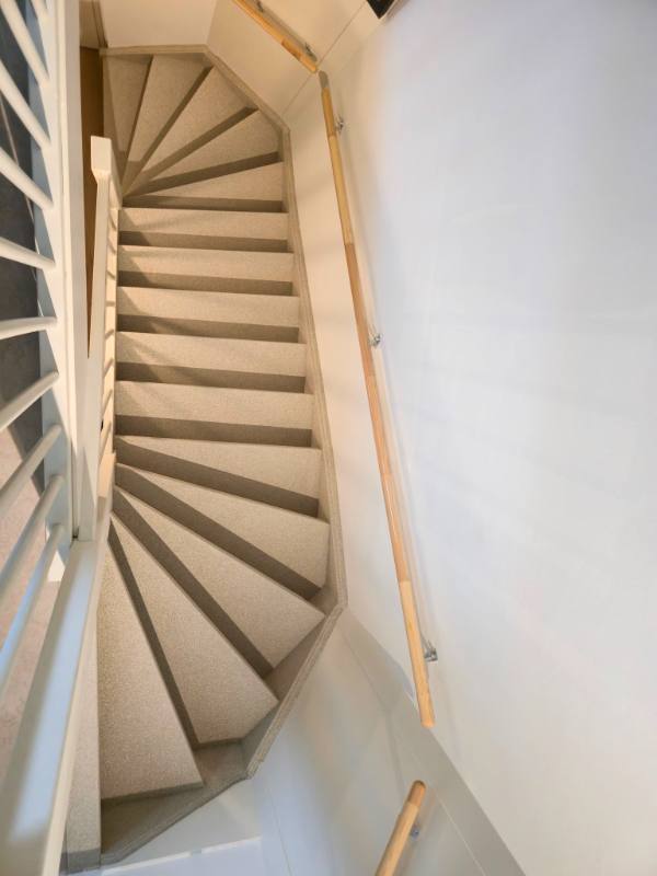 houten trap renovatie met DesertBeige stone structuur in Waddinxveen