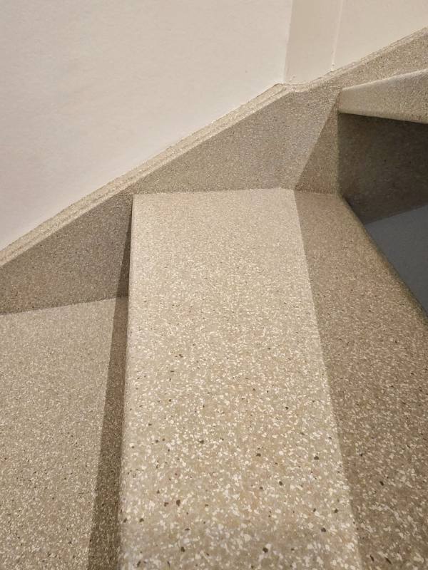 houten trap renovatie met DesertBeige stone structuur in Waddinxveen