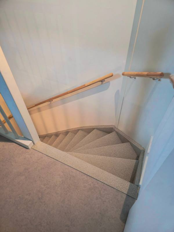 houten trap renovatie met DesertBeige stone structuur in Waddinxveen