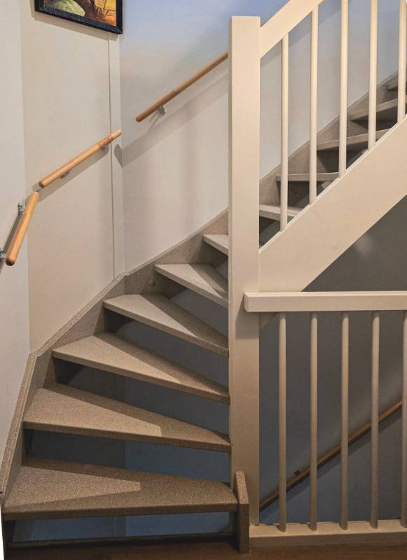 houten trap renovatie met DesertBeige stone structuur in Waddinxveen