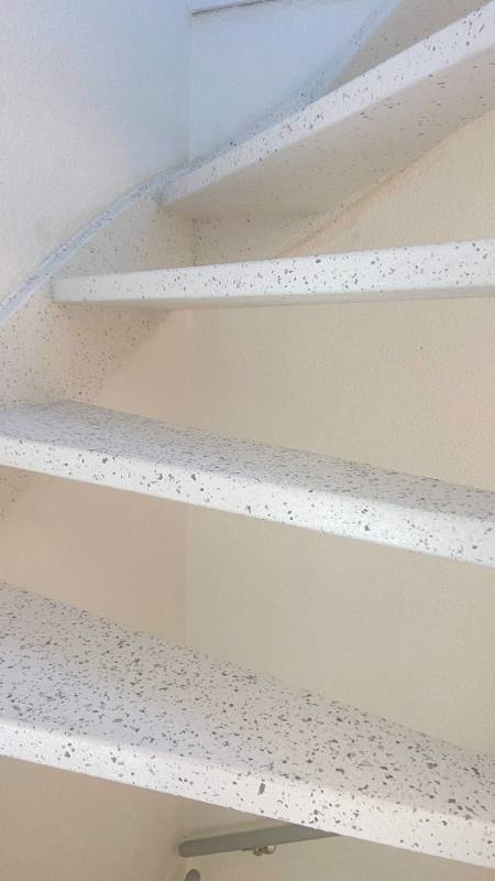 traprenovatie met Frost Terrazzo stone structuur in Waddinxveen