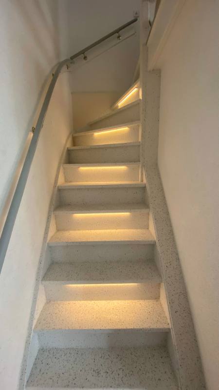 traprenovatie met Frost Terrazzo stone structuur in Waddinxveen