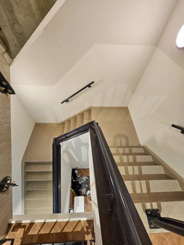 traprenovatie met Sandstone Light stone structuur in Waddinxveen