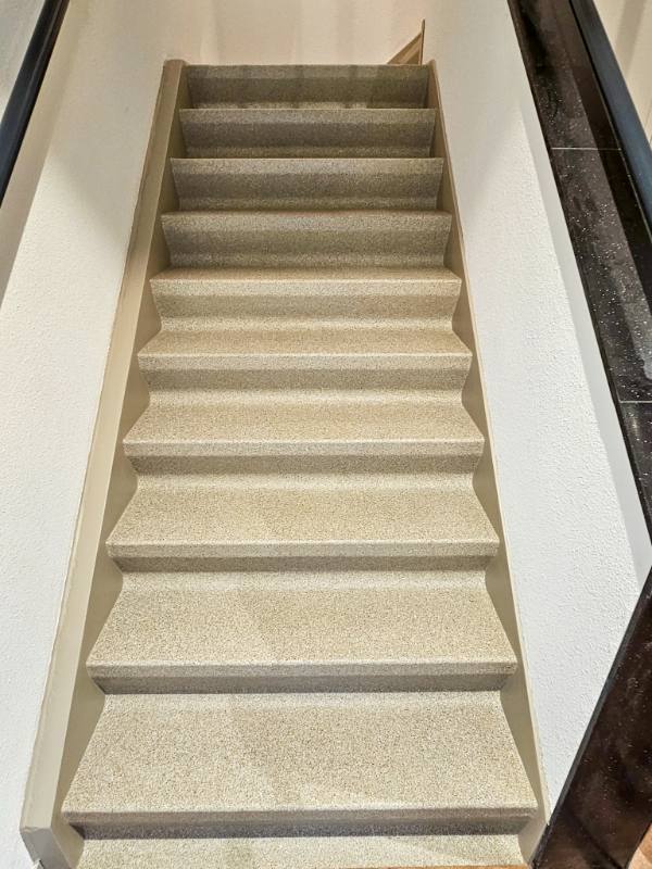 traprenovatie met Sandstone Light stone structuur in Waddinxveen