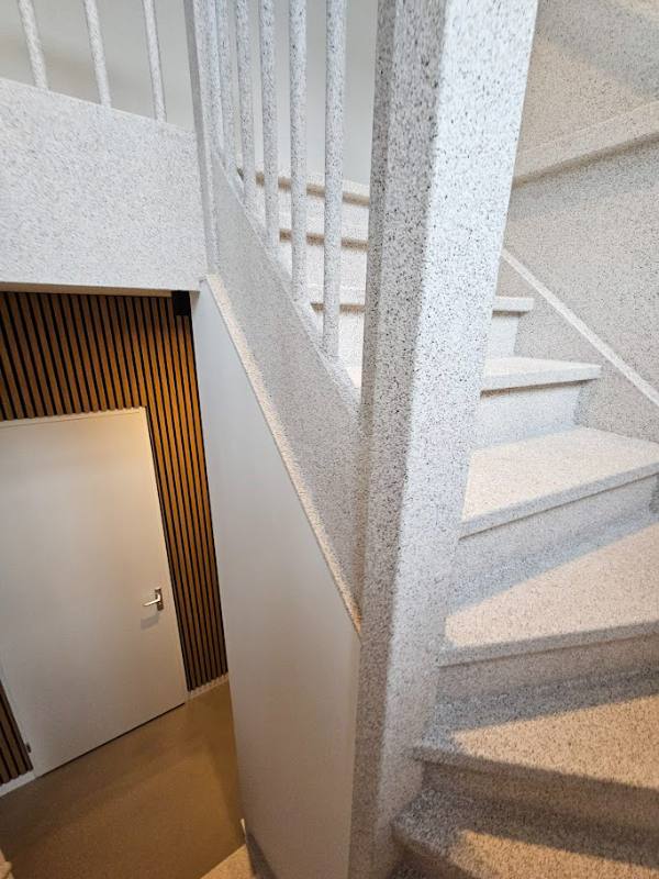 trap renovatie met Arctic Blend stone structuur in Woerden