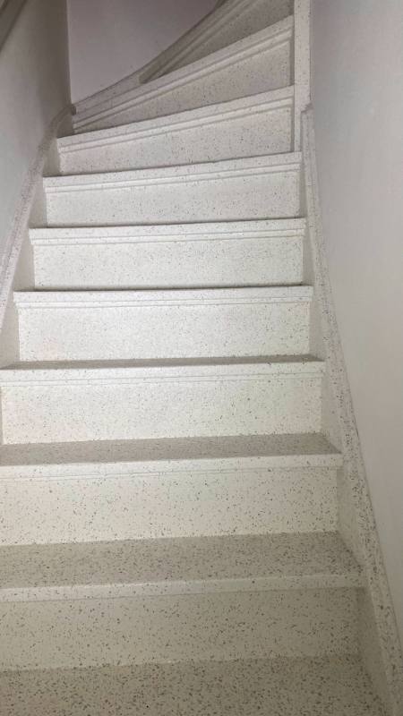 traprenovatie met Frost Terrazzo stone structuur in Woerden