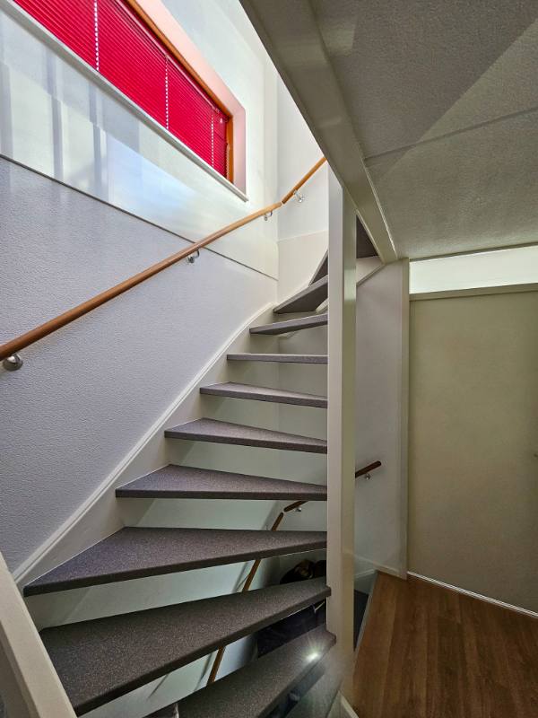 traprenovatie met UrbanMist stone structuur in Woerden