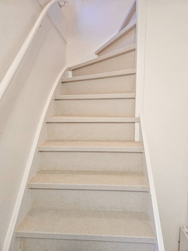 trap renovatie met DesertBeige stone structuur in Zoetermeer