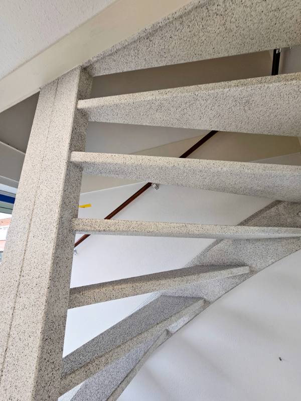traprenovatie met Snow Dust stone structuur in Zoetermeer